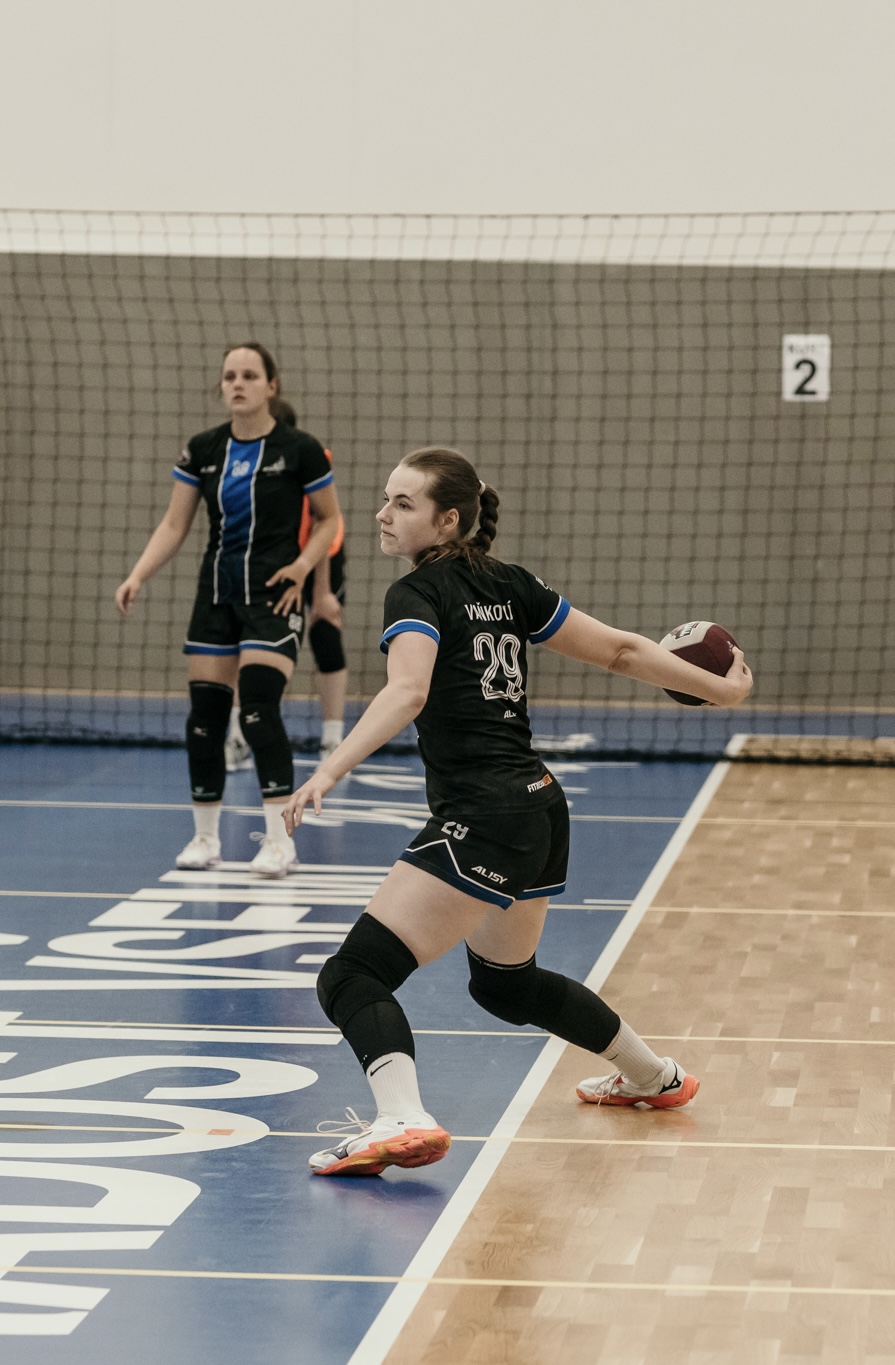 Hráčka DC Liberec s míčem při dodgeballovém zápase